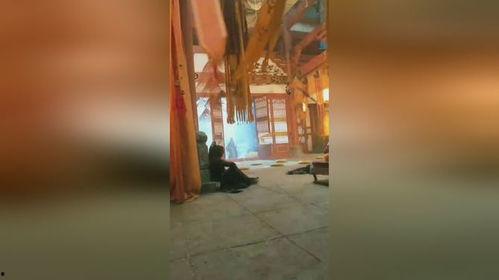 并排坐地上看戏吃瓜,并排坐地，共享人间百态