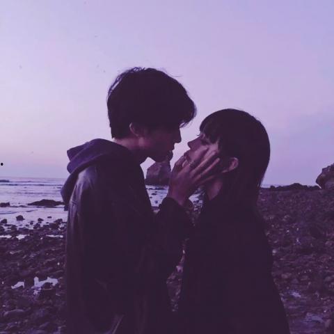 情侣吃瓜接吻图片,情侣吃瓜接吻，共享浪漫时光