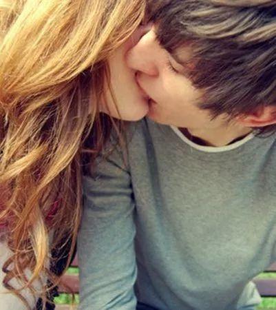 情侣吃瓜接吻图片,情侣吃瓜接吻,共享浪漫时光 第3张 情侣吃瓜接吻图片,情侣吃瓜接吻,共享浪漫时光 第3张