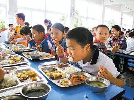 学生聚众吃瓜视频  第2张