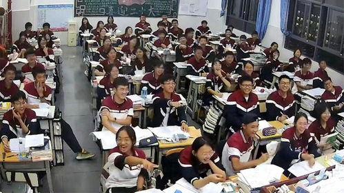 学生聚众吃瓜视频  第3张