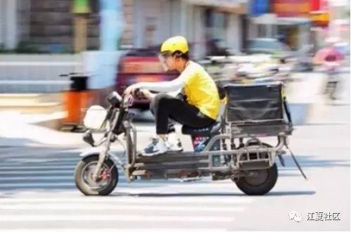 外卖小哥吃瓜音响,街头巷尾的欢乐之声