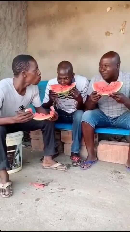 小伙吃瓜险些丧命,小伙命悬一线！