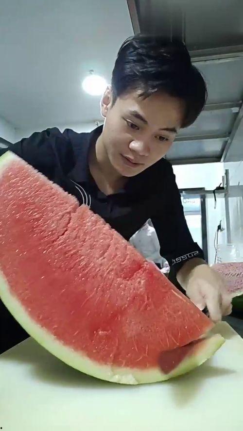 小伙吃瓜险些丧命,小伙命悬一线! 第3张 小伙吃瓜险些丧命,小伙命悬一线! 第3张