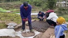 农村幺哥吃瓜,农村幺哥的夏日吃瓜时光