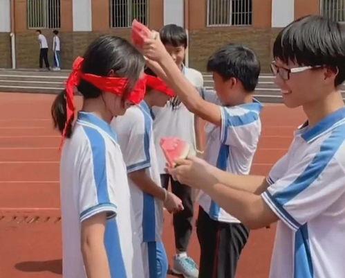 蒙眼转圈吃瓜,趣味吃瓜新玩法 第2张 蒙眼转圈吃瓜,趣味吃瓜新玩法 第2张