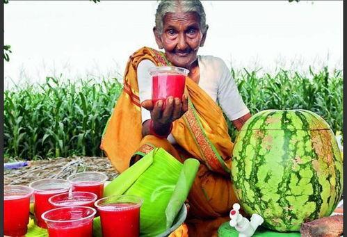 甜甜的奶奶吃瓜,甜甜奶奶的夏日瓜趣时光  第2张