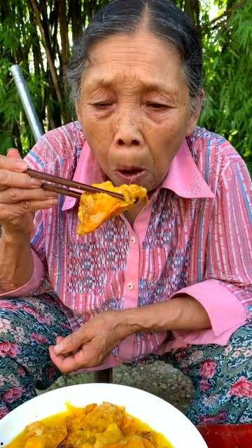 甜甜的奶奶吃瓜,甜甜奶奶的夏日瓜趣时光  第3张