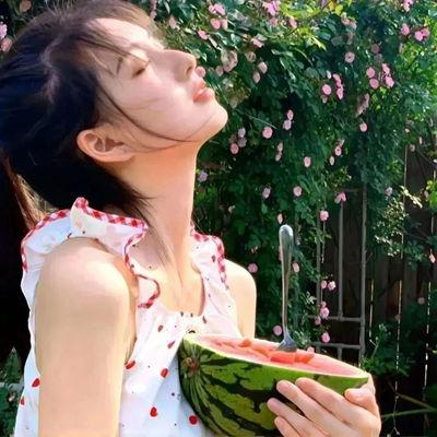 《吃瓜》少女头像  第2张