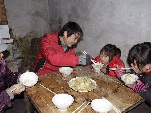 农村姐妹吃瓜照片,共享丰收喜悦瞬间  第3张