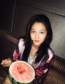 关晓彤吃瓜女王,娱乐圈吃瓜女王,揭秘幕后故事 第2张 关晓彤吃瓜女王,娱乐圈吃瓜女王,揭秘幕后故事 第2张