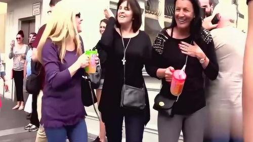 老外吃瓜恶搞路人,老外恶搞引热议