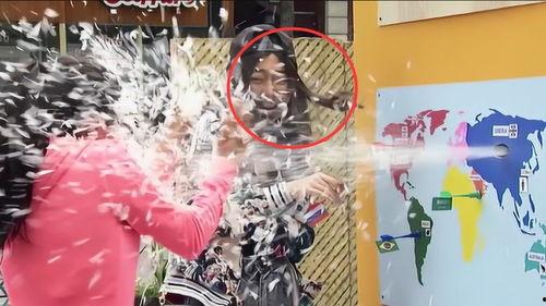 老外吃瓜恶搞路人,老外恶搞引热议 第3张 老外吃瓜恶搞路人,老外恶搞引热议 第3张