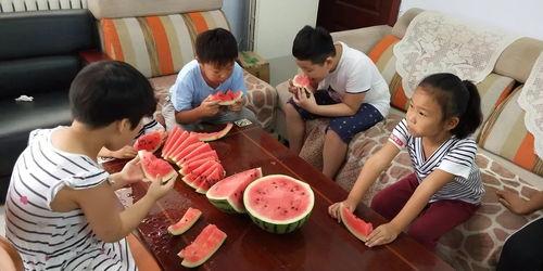 小区业主吃瓜,揭秘小区业主的吃瓜日常  第2张