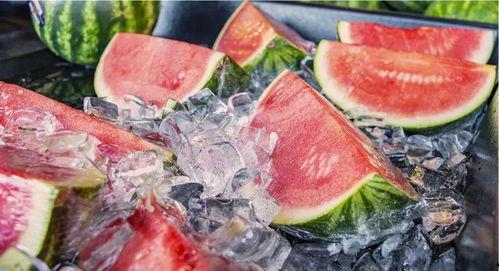 深圳龙岗吃瓜现场,街头热辣瞬间，见证城市活力  第2张