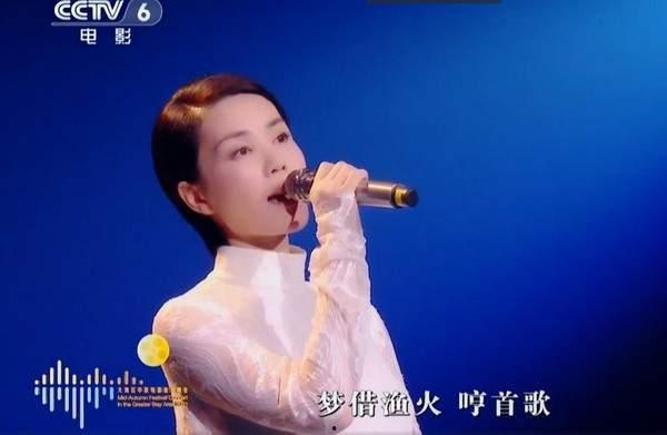 现场吃瓜王菲,王菲演绎不老传奇  第2张