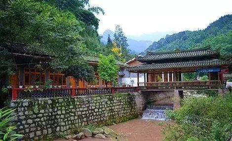 成都沿河公园吃瓜事件,一场引发热议的公共空间冲突 第2张 成都沿河公园吃瓜事件,一场引发热议的公共空间冲突 第2张