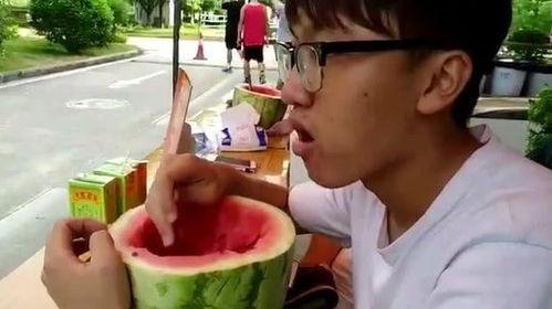 体育生蹬腿吃瓜,瓜果飞舞的精彩瞬间