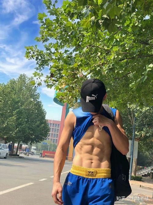 体育生蹬腿吃瓜,瓜果飞舞的精彩瞬间  第2张