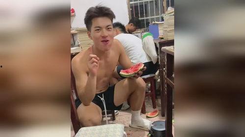 体育生蹬腿吃瓜,瓜果飞舞的精彩瞬间  第3张