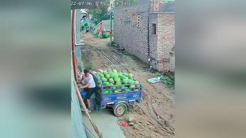 男子骑车路上吃瓜,男子边骑边吃瓜,意外成网红 第3张 男子骑车路上吃瓜,男子边骑边吃瓜,意外成网红 第3张