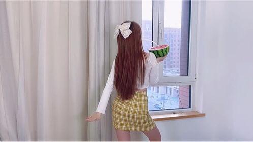 吃瓜某女学生,揭秘吃瓜女学生的神秘生活  第2张