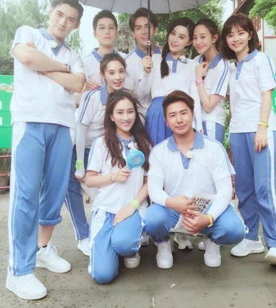 蓝色校服吃瓜,揭秘校园里的那些事儿  第3张