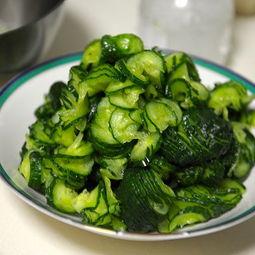 吃酱菜包瓜,酱菜包瓜的独特风味体验