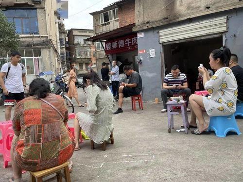 排队吃瓜拿着小板凳,小板凳见证人间百态  第2张