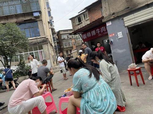 排队吃瓜拿着小板凳,小板凳见证人间百态  第3张