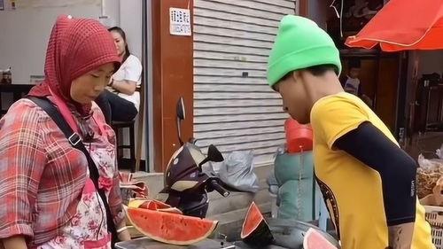 街头大姐吃瓜,揭秘生活百态  第2张