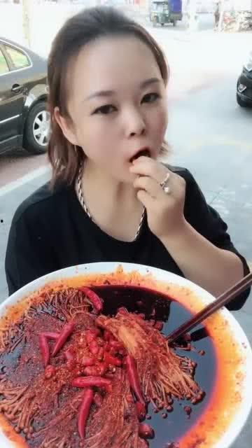 街头大姐吃瓜,揭秘生活百态  第3张