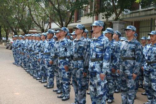 军训吃瓜少年  第2张