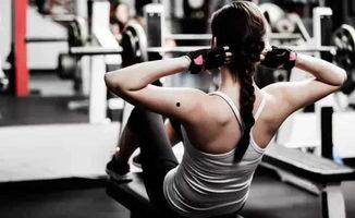 女生拍健身房吃瓜,揭秘健身圈的那些事儿