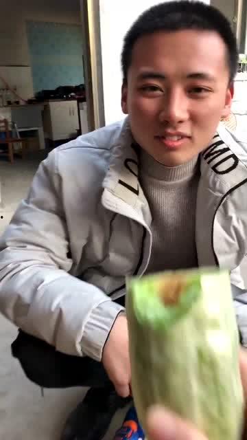 男生说给我买瓜吃,男生慷慨赠我瓜果共享清凉时光  第3张