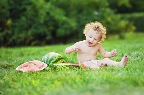 婴儿吃瓜配乐,婴儿吃瓜配乐的温馨时光 第2张 婴儿吃瓜配乐,婴儿吃瓜配乐的温馨时光 第2张