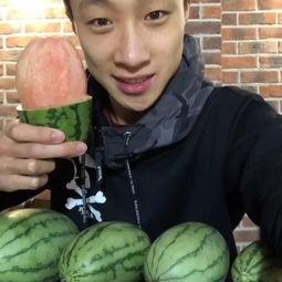 幼儿吃瓜的视频,童趣满满  第3张