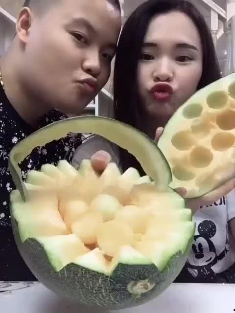 红衣哥吃哈密瓜  第3张