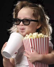 熊孩子上课吃瓜,瓜果飘香中的学习时光