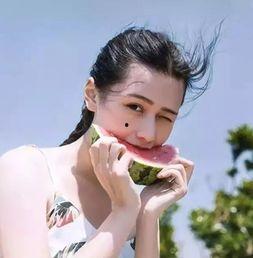 吉祥吃瓜少女图片,欢乐时光的美好定格 第2张 吉祥吃瓜少女图片,欢乐时光的美好定格 第2张