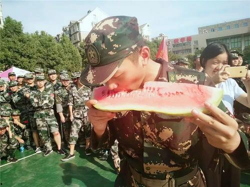 军训了吃瓜  第3张