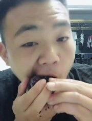 帅哥吃瓜搞笑视频,帅哥吃瓜搞笑视频，带你领略欢乐时光  第2张