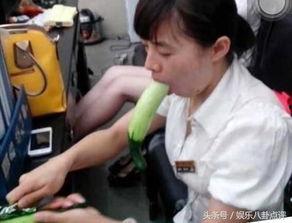 女子上班吃瓜,办公室生活趣味横生