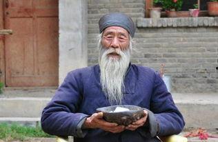 老头瓜棚吃瓜,老头瓜棚里的悠闲时光  第3张