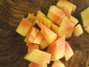 冰糖小小酥吃瓜,揭秘网红零食背后的吃瓜故事  第1张