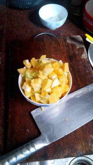 冰糖小小酥吃瓜,揭秘网红零食背后的吃瓜故事  第2张